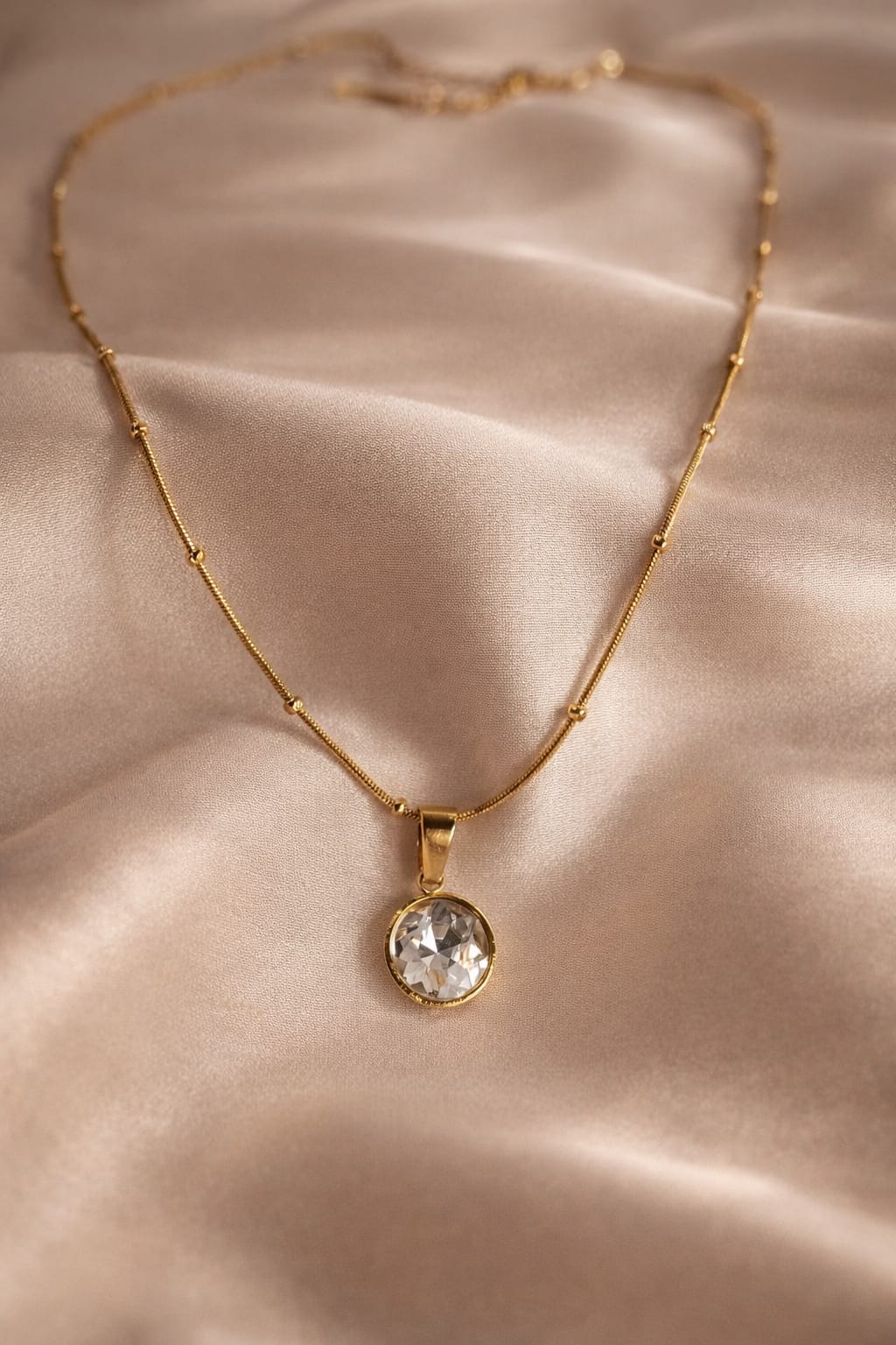 Elegant Gold Necklace with Pendant