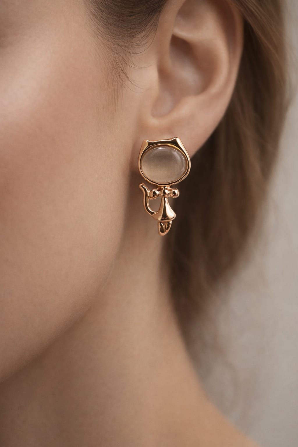 Elegant Cat-Shaped Gold Earring