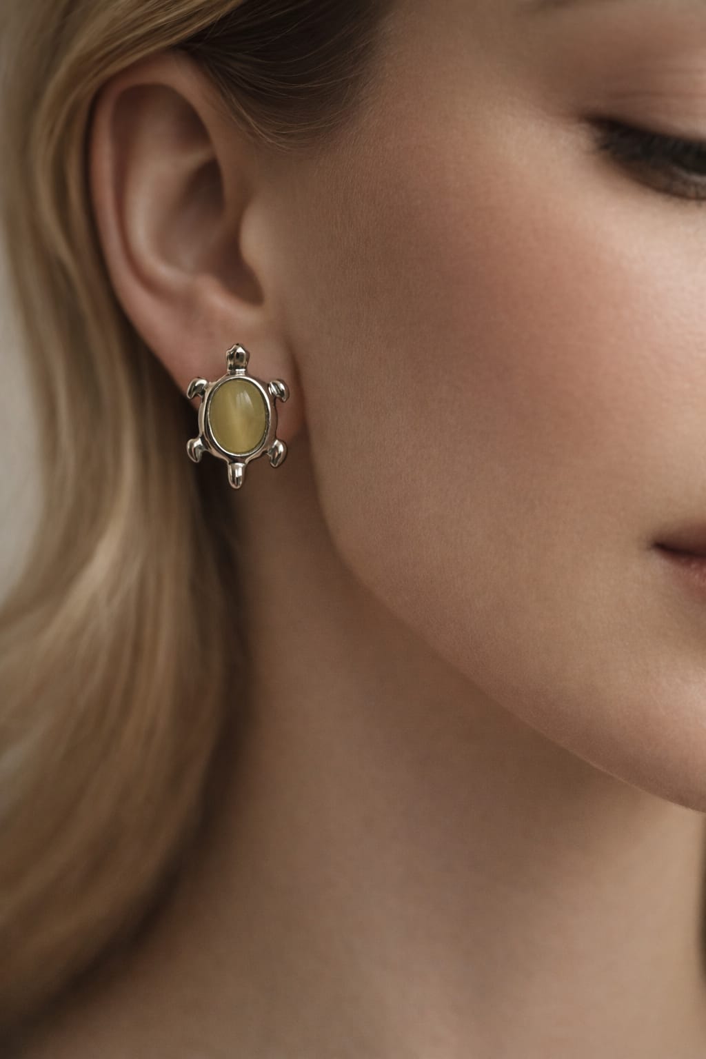 Turtle-shaped stud earring