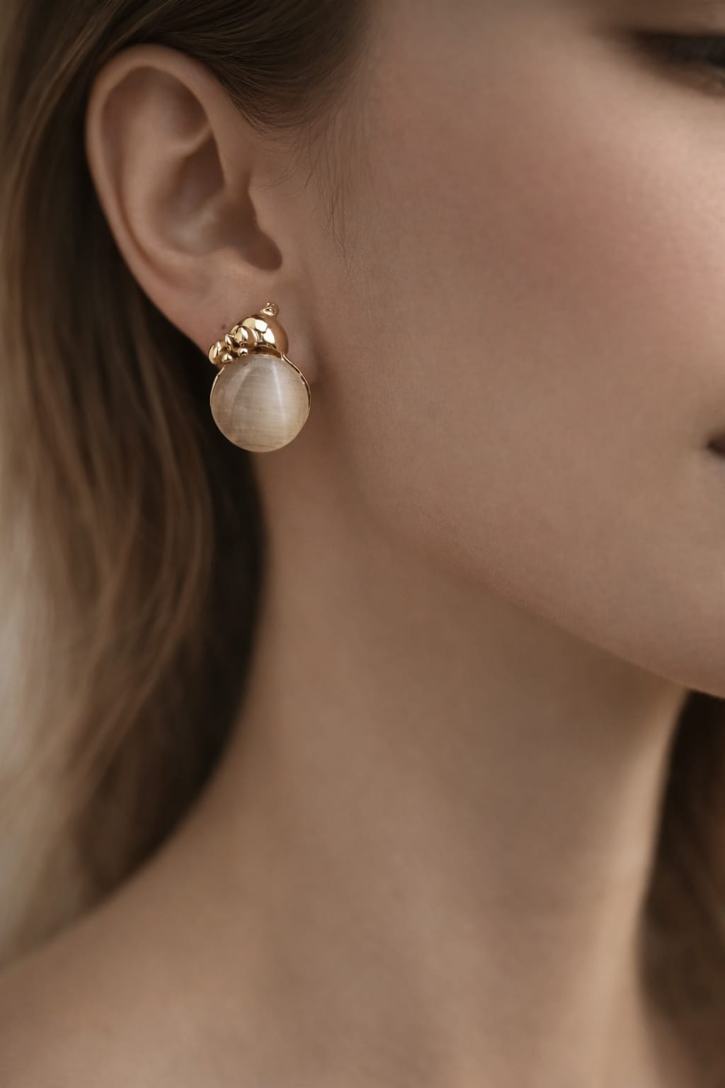 Elegant Gold and Pearl Stud