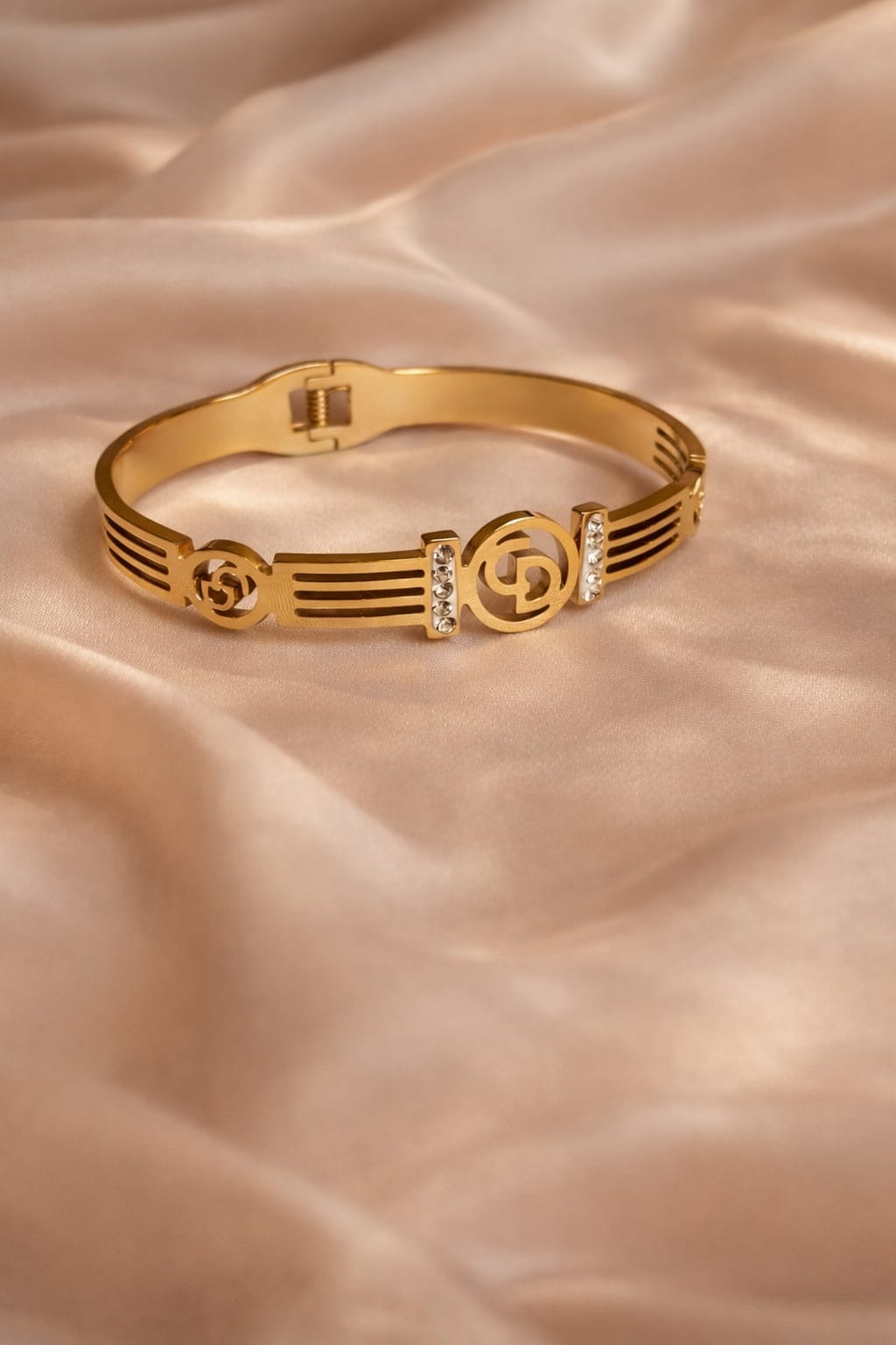 Elegant gold bracelet
