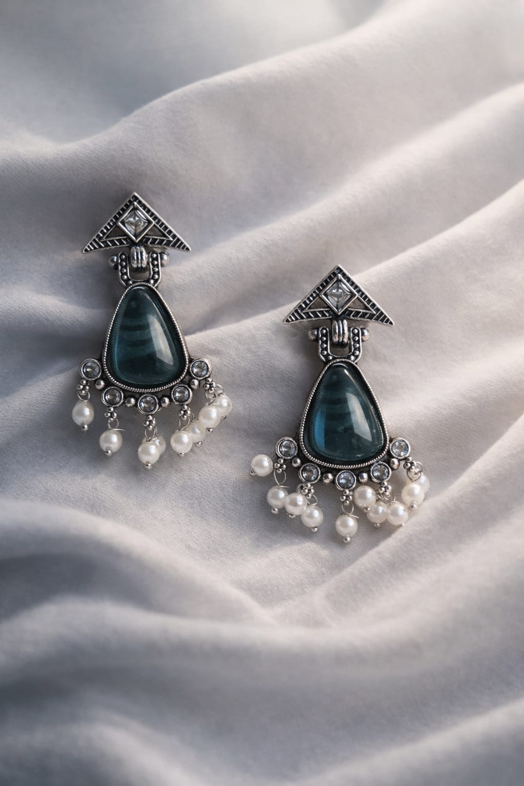 Elegant geometric pearl earrings