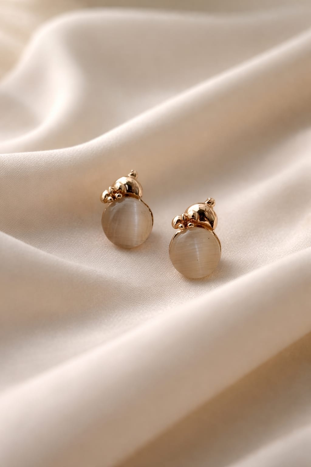 Elegant Gold and Pearl Stud