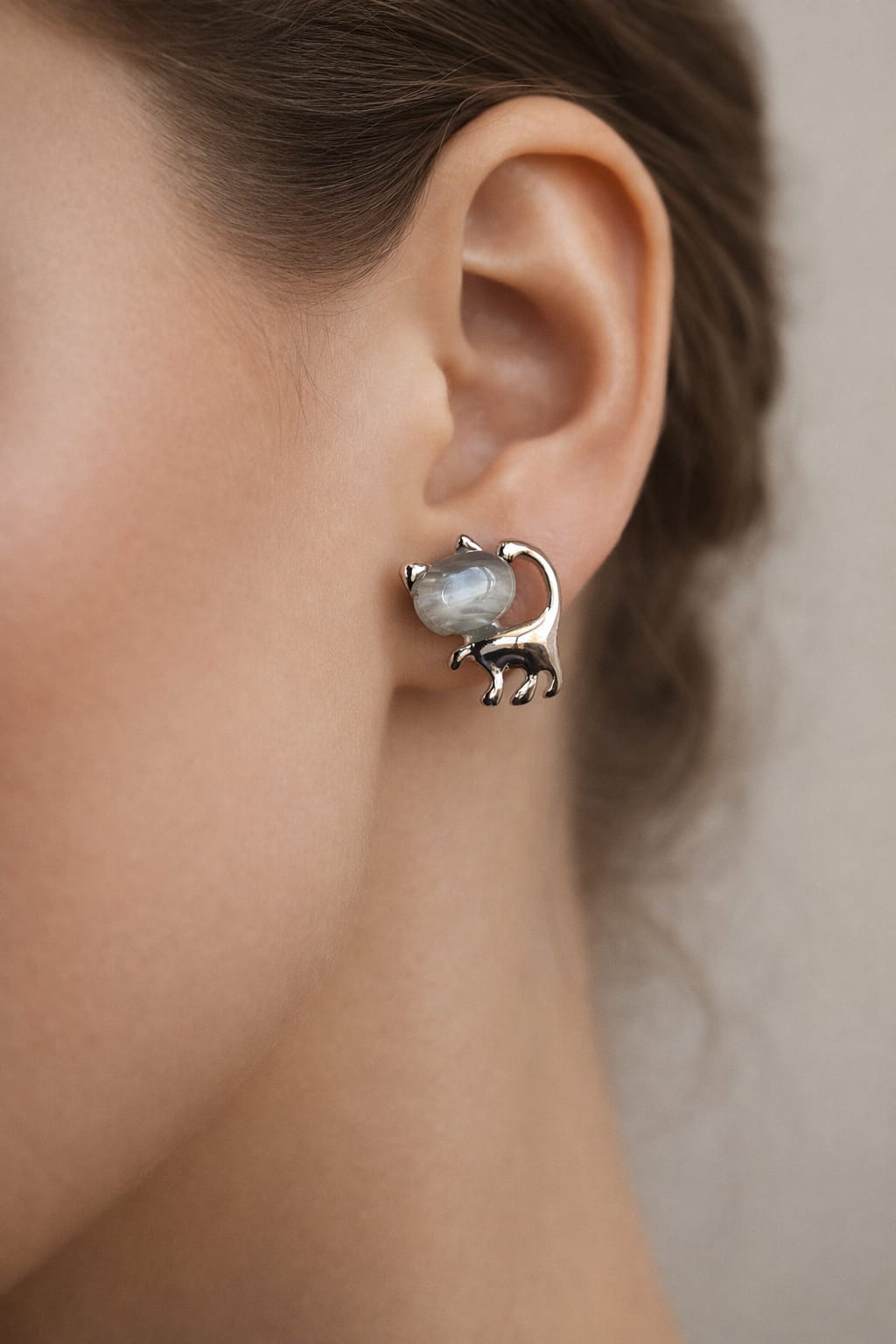 Cat-shaped stud earring