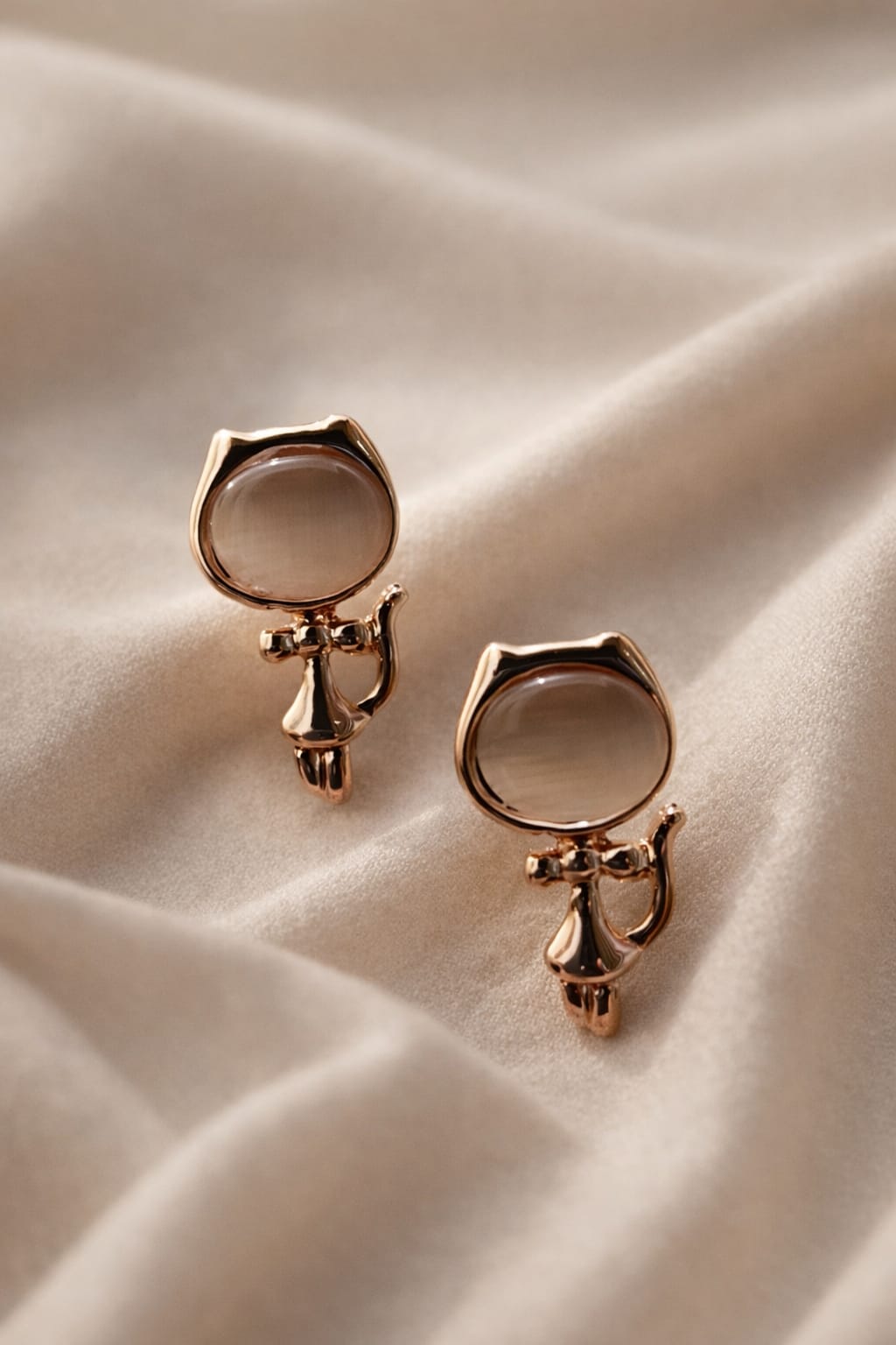 Elegant Cat-Shaped Gold Earring