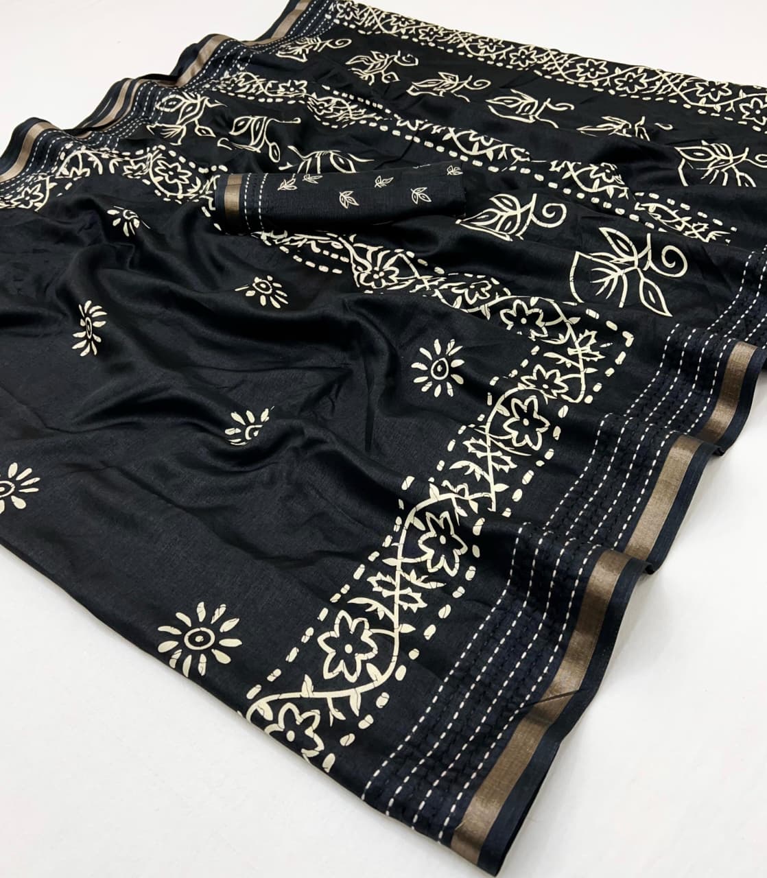 Binny crepe Black Printed Saree