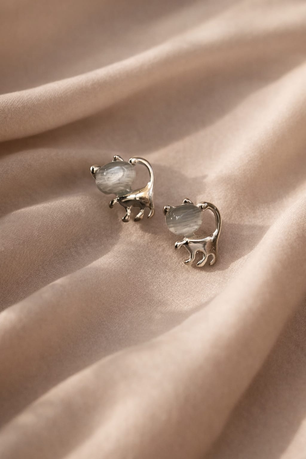Cat-shaped stud earring