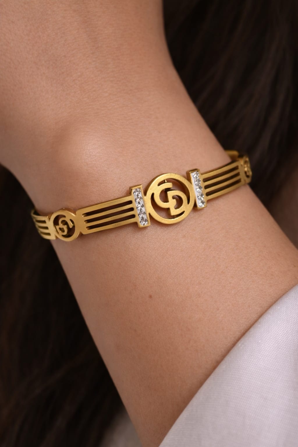 Elegant gold bracelet