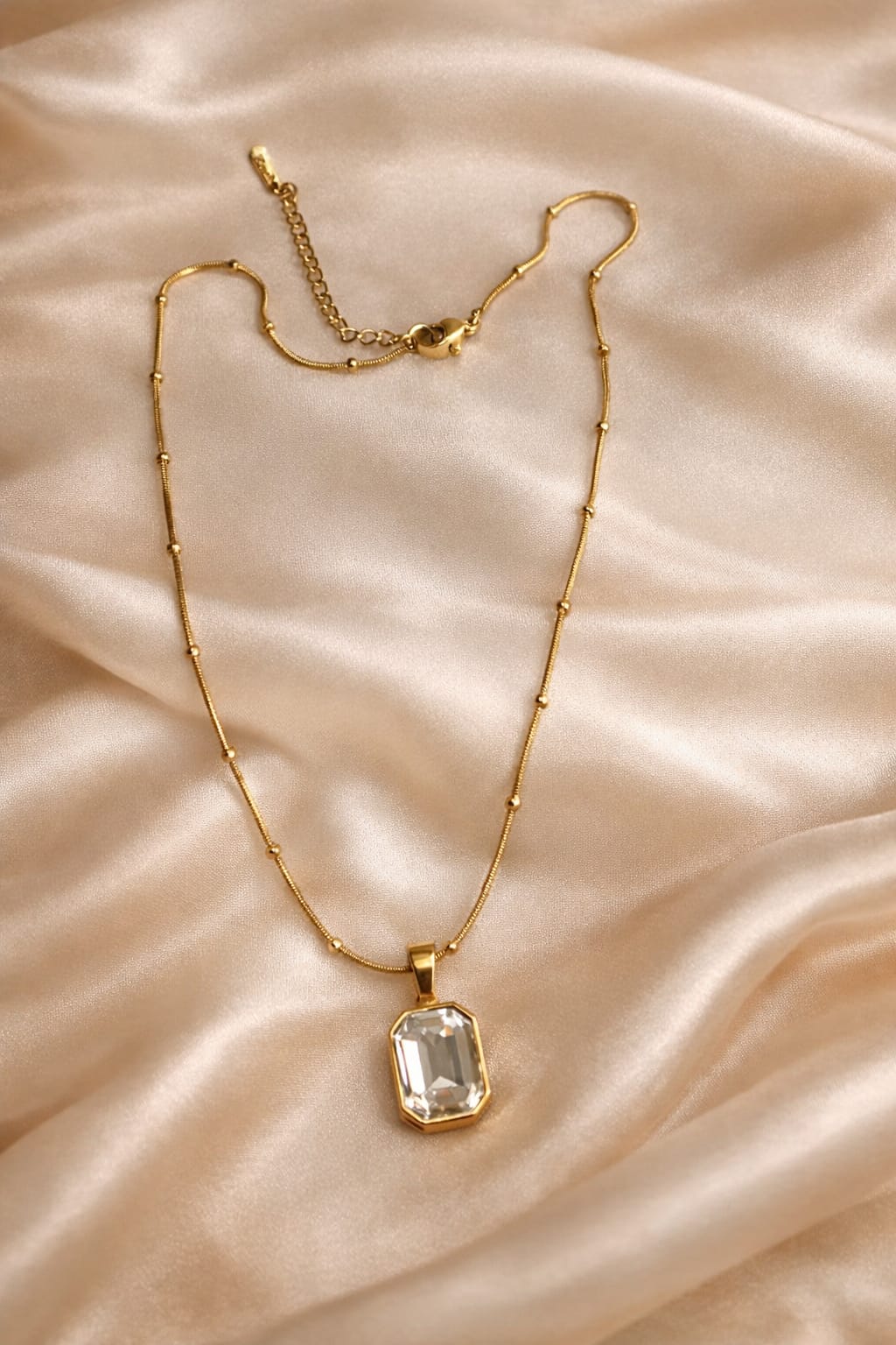 Elegant Gold Pendant Necklace