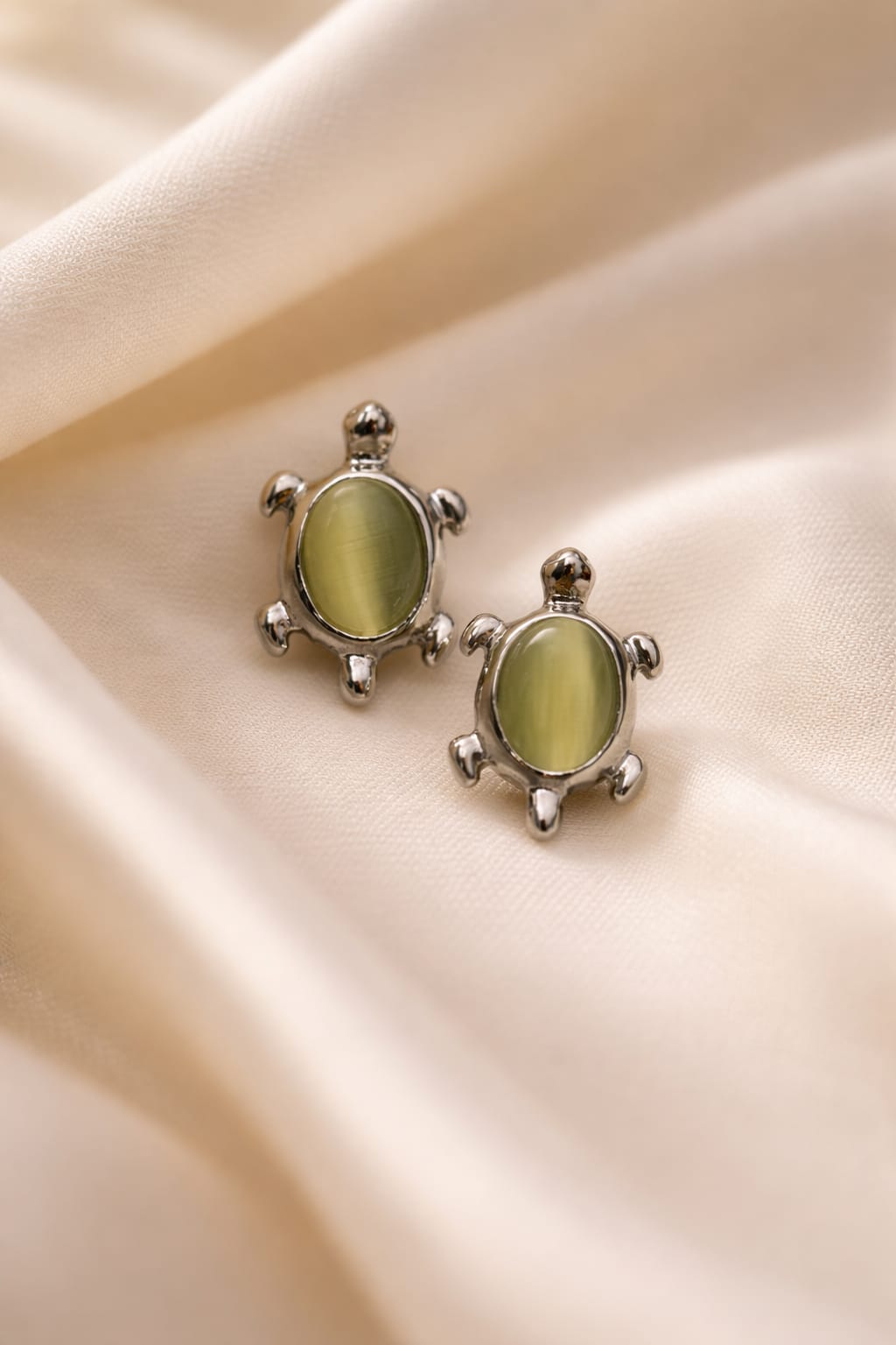 Turtle-shaped stud earring