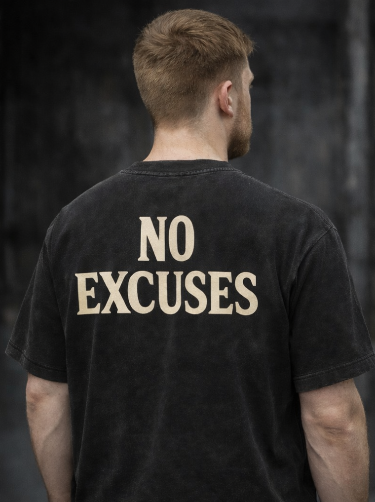 Schwarzes T-Shirt mit "NO EXCUSES" Print