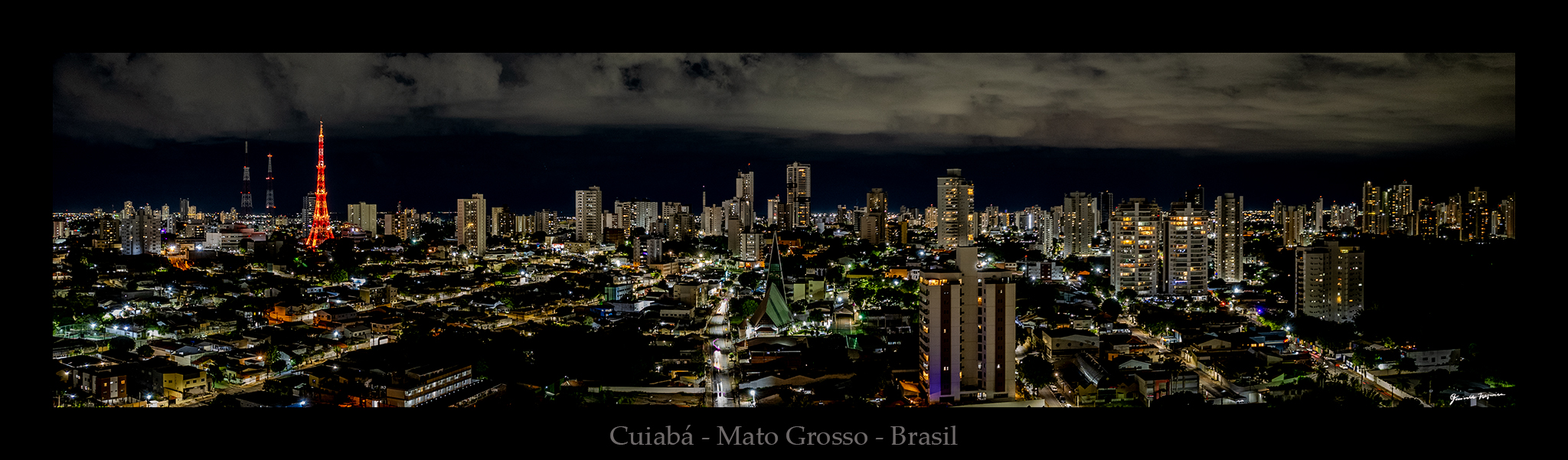 Quadro panorâmico de Cuiabá à noite