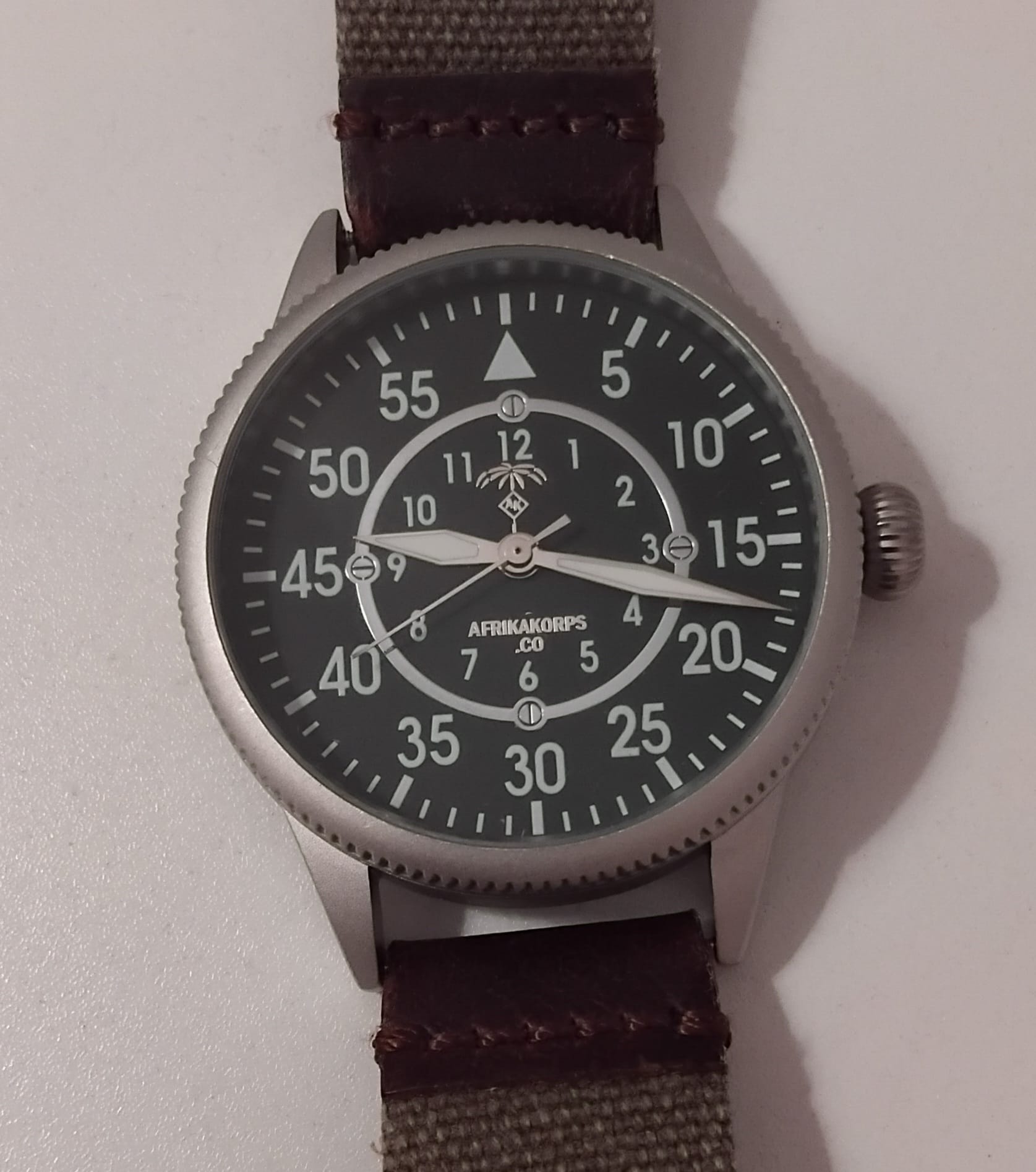 Reloj AK.CO 43 Negro / Cuero Marrón y Arena 45mm