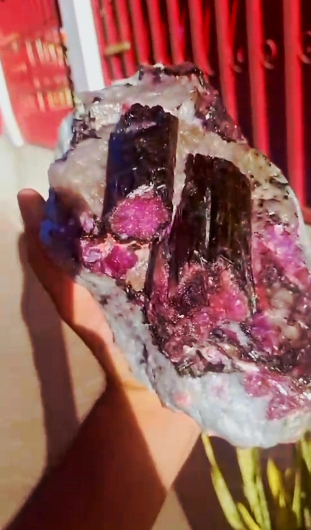 Rocha de turmalina melancia na matriz