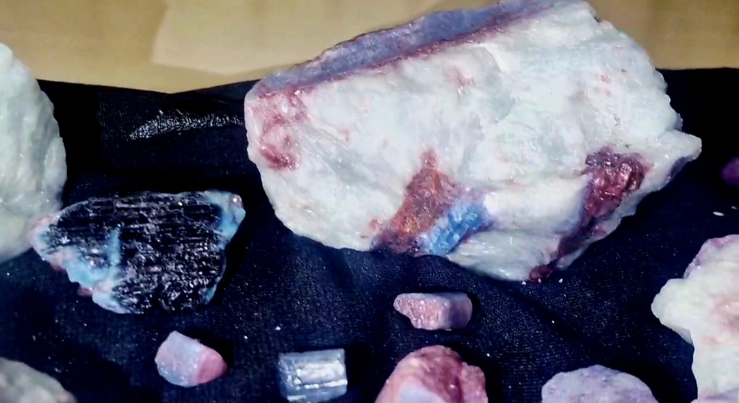 Pedras de turmalina paraiba  bruta para cabochão