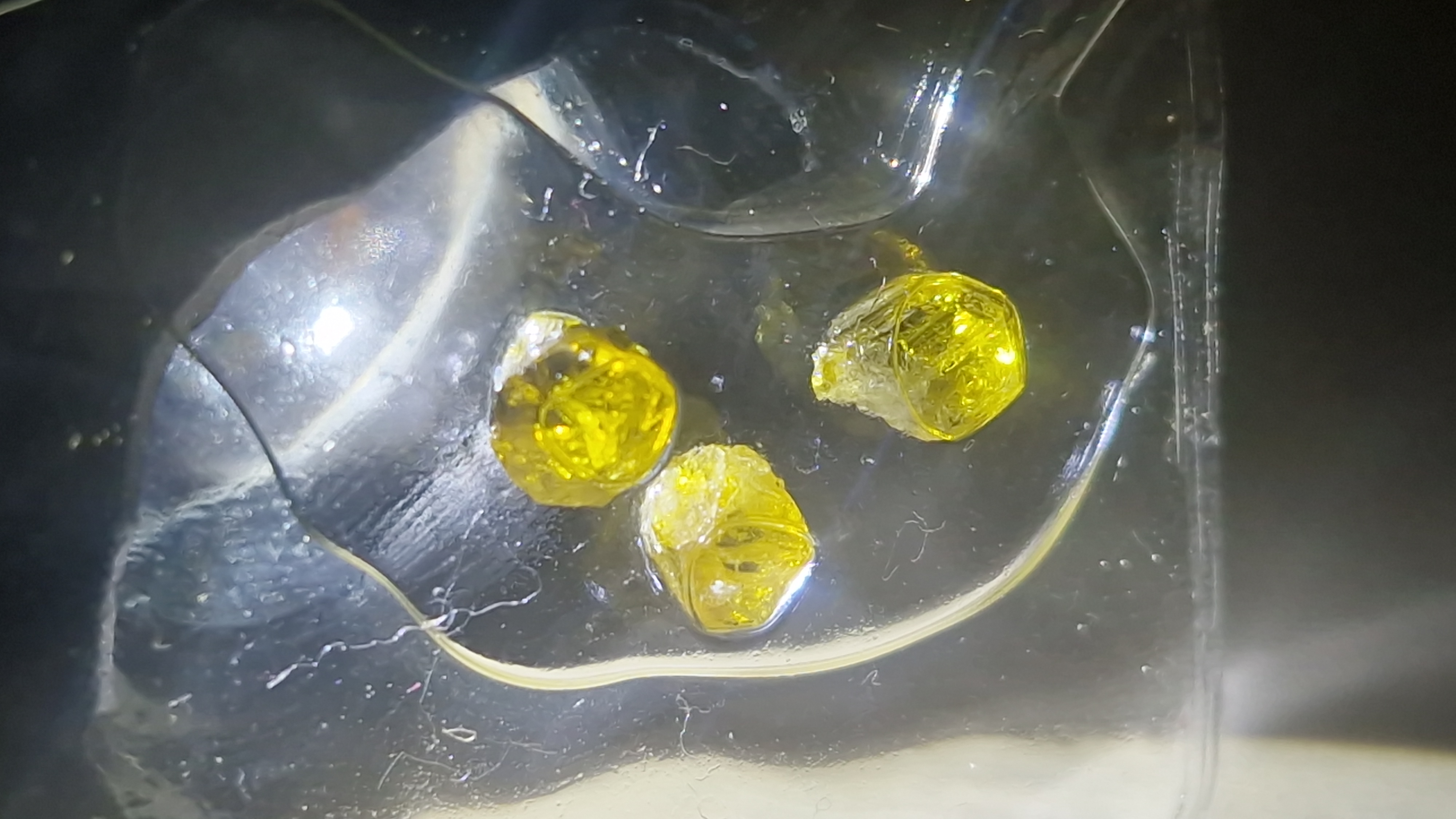 Diamante canarinho bruto