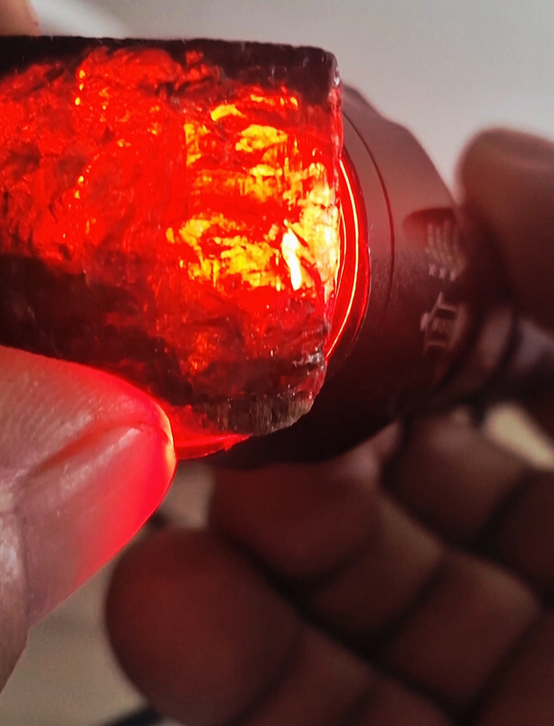 Pedra preciosa bruta tricolors