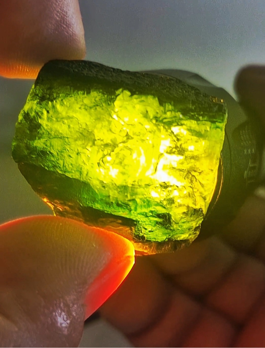 Pedra preciosa bruta tricolors