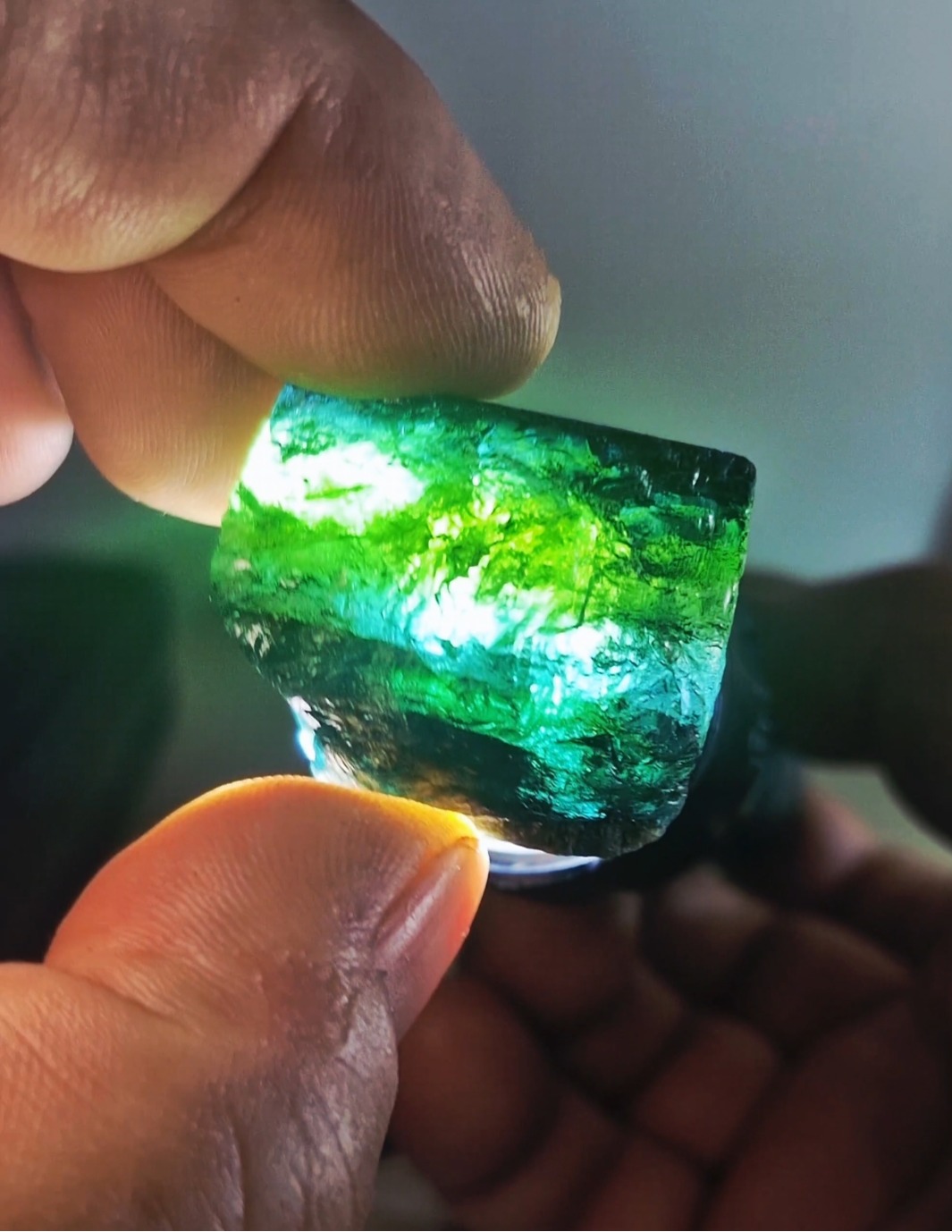 Pedra preciosa bruta tricolors