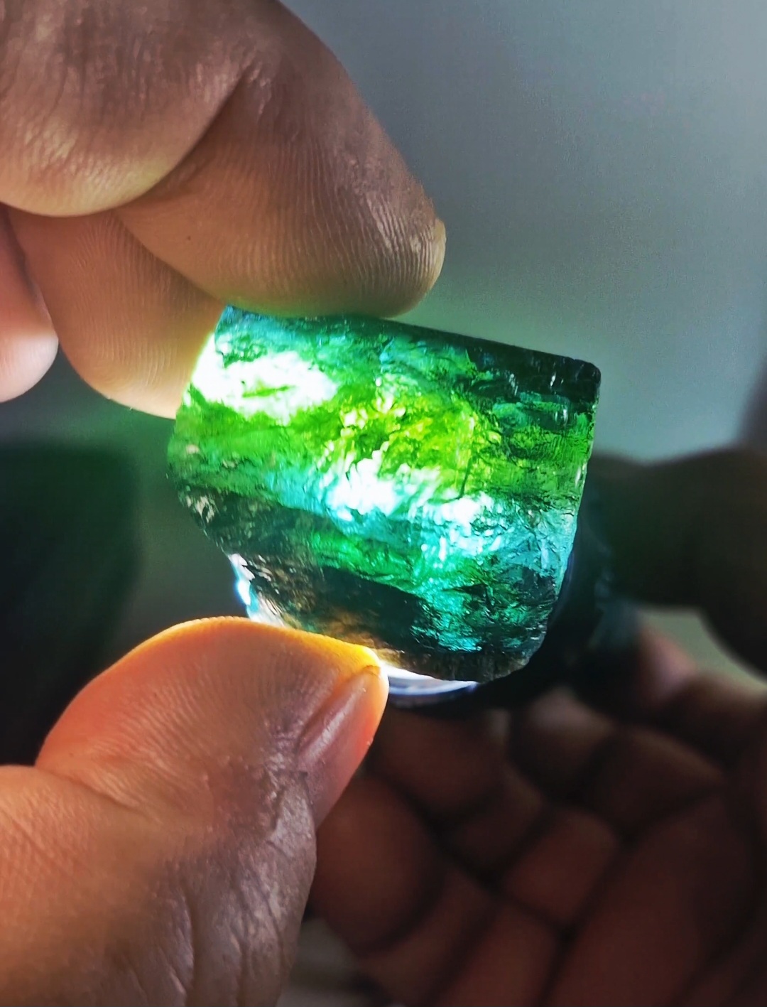 Pedra preciosa bruta tricolors