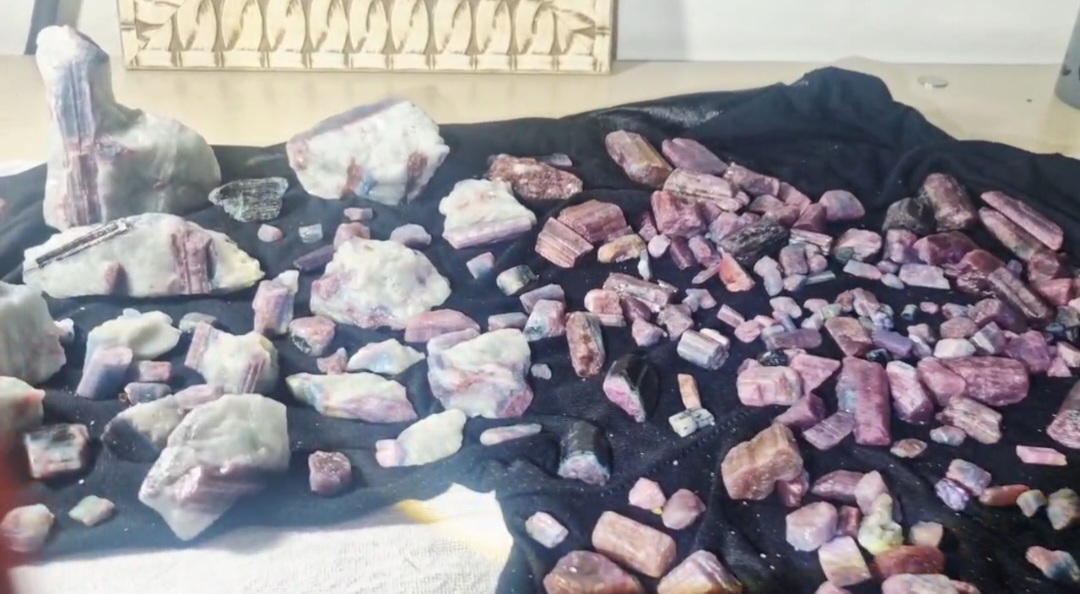 Pedras de turmalina paraiba  bruta para cabochão