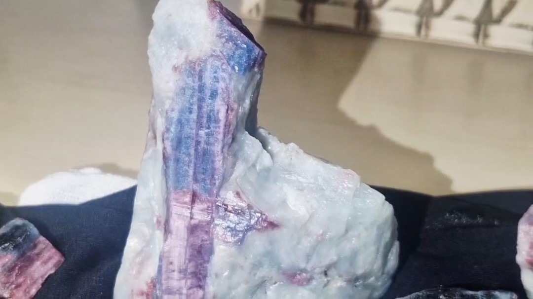 Pedras de turmalina paraiba  bruta para cabochão