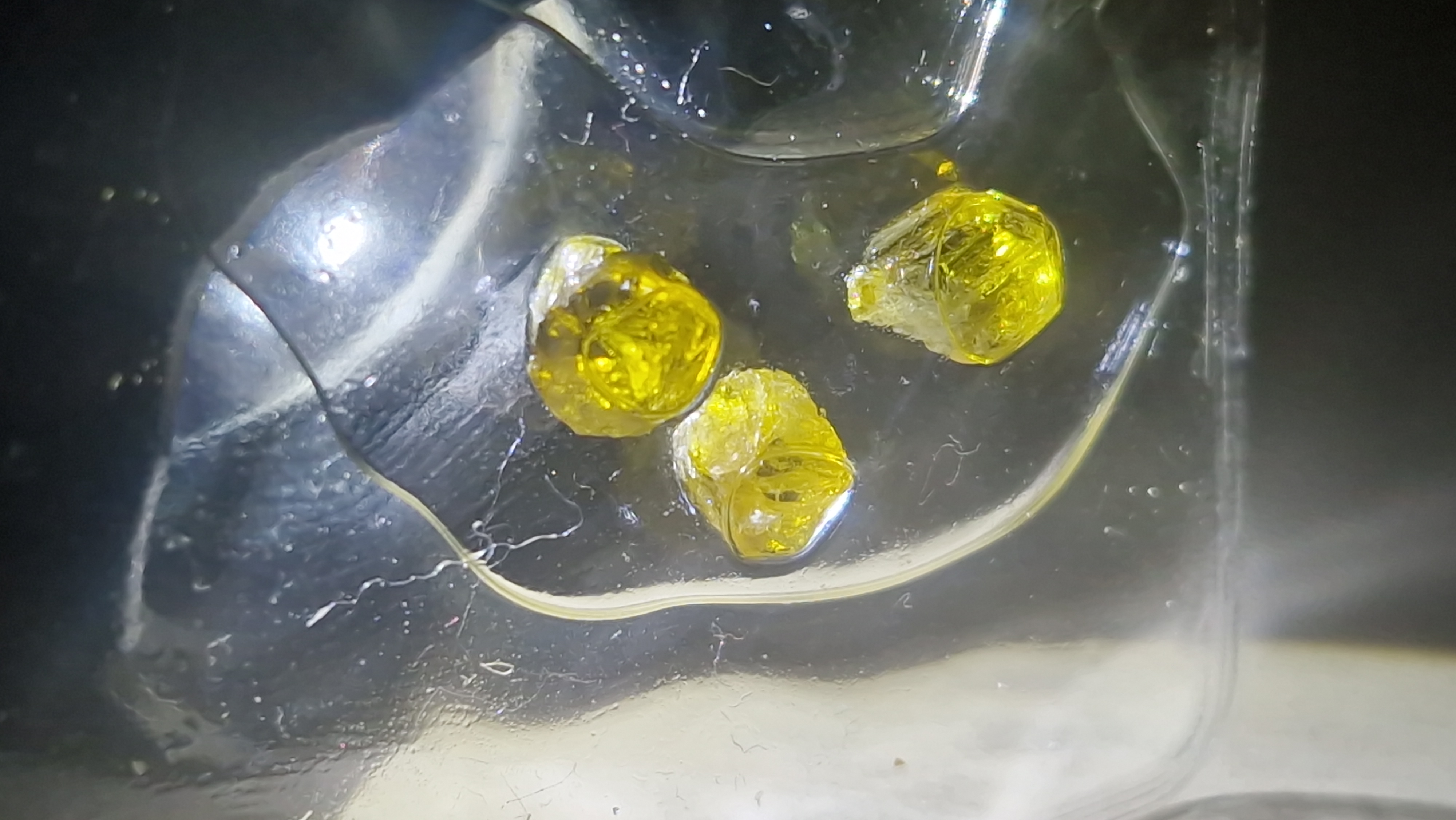 Diamante canarinho bruto