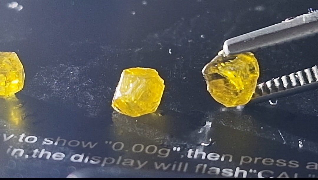 Diamante canarinho bruto