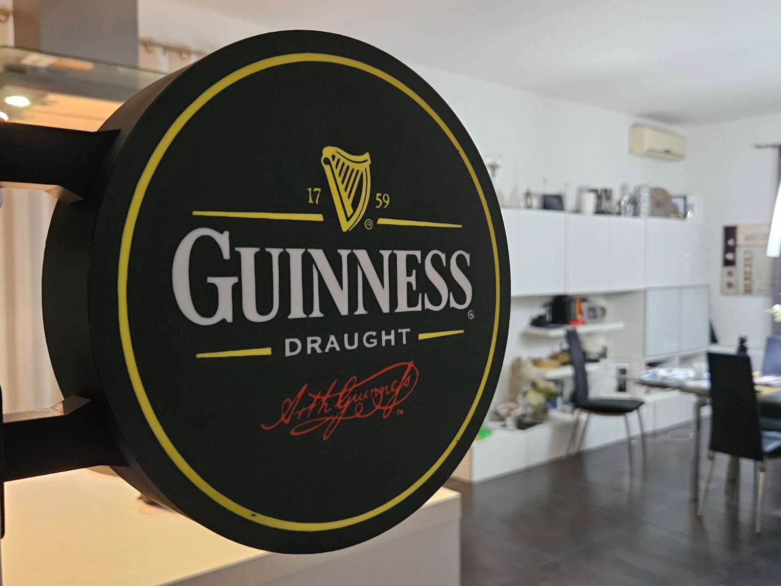 Insegna luminosa Guinness