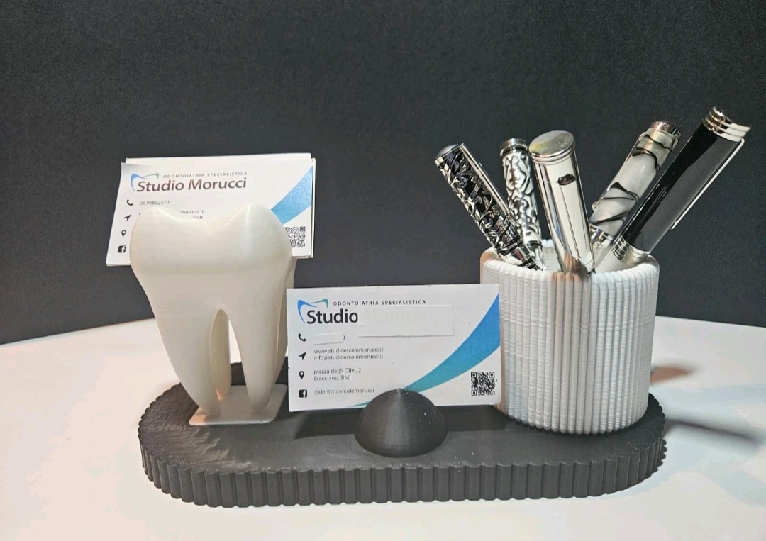 Portapenne e porta biglietti da visita per studio odontoiatrico
