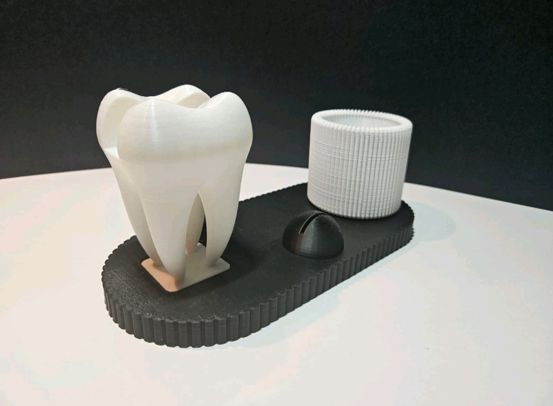 Portapenne e porta biglietti da visita per studio odontoiatrico