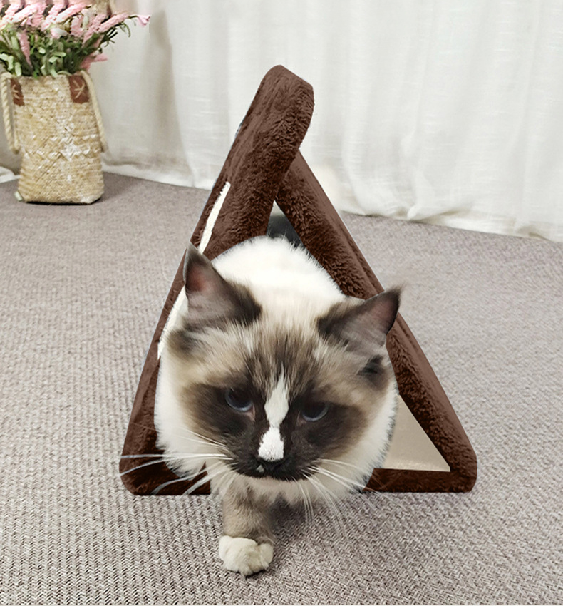 Rascador triangular tipo casita para gatos
