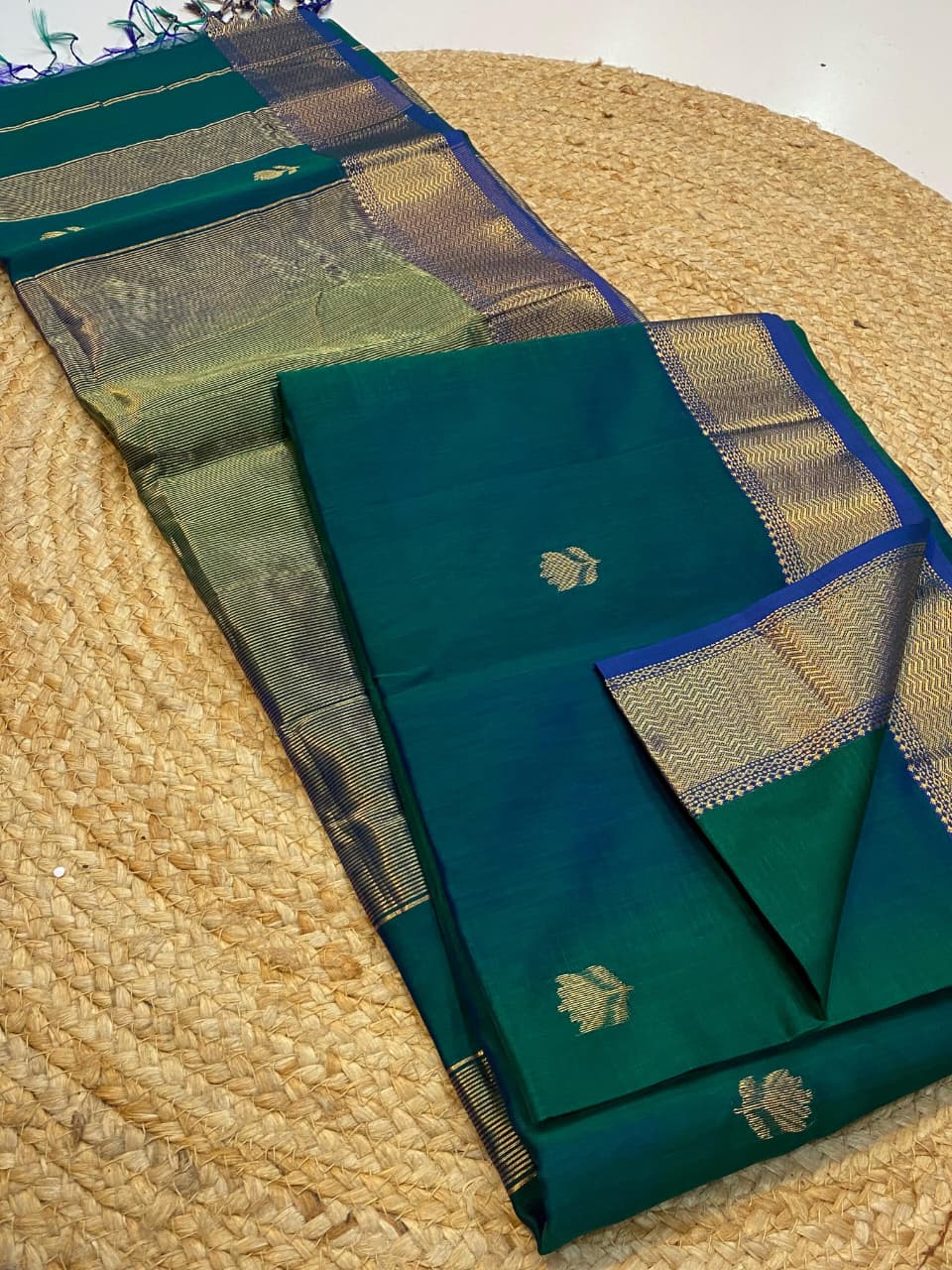 Maheshwari handloom Lotus butta dual tone green & blue saree 4500/- = Shipping