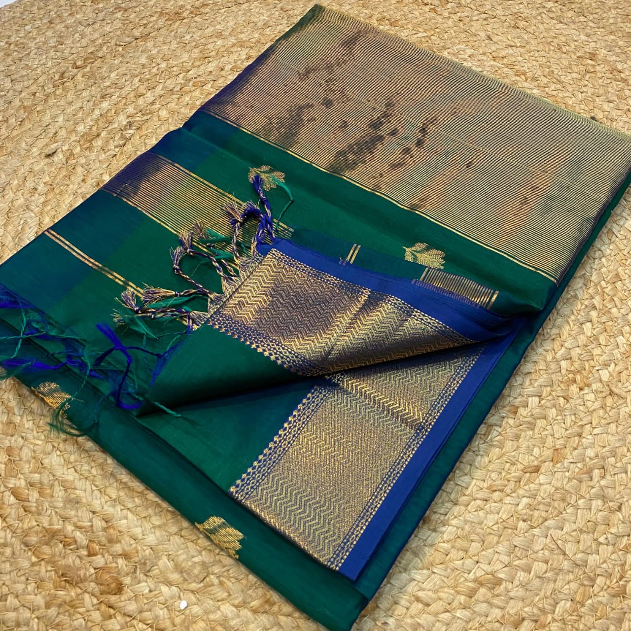 Maheshwari handloom Lotus butta dual tone green & blue saree 4500/- = Shipping