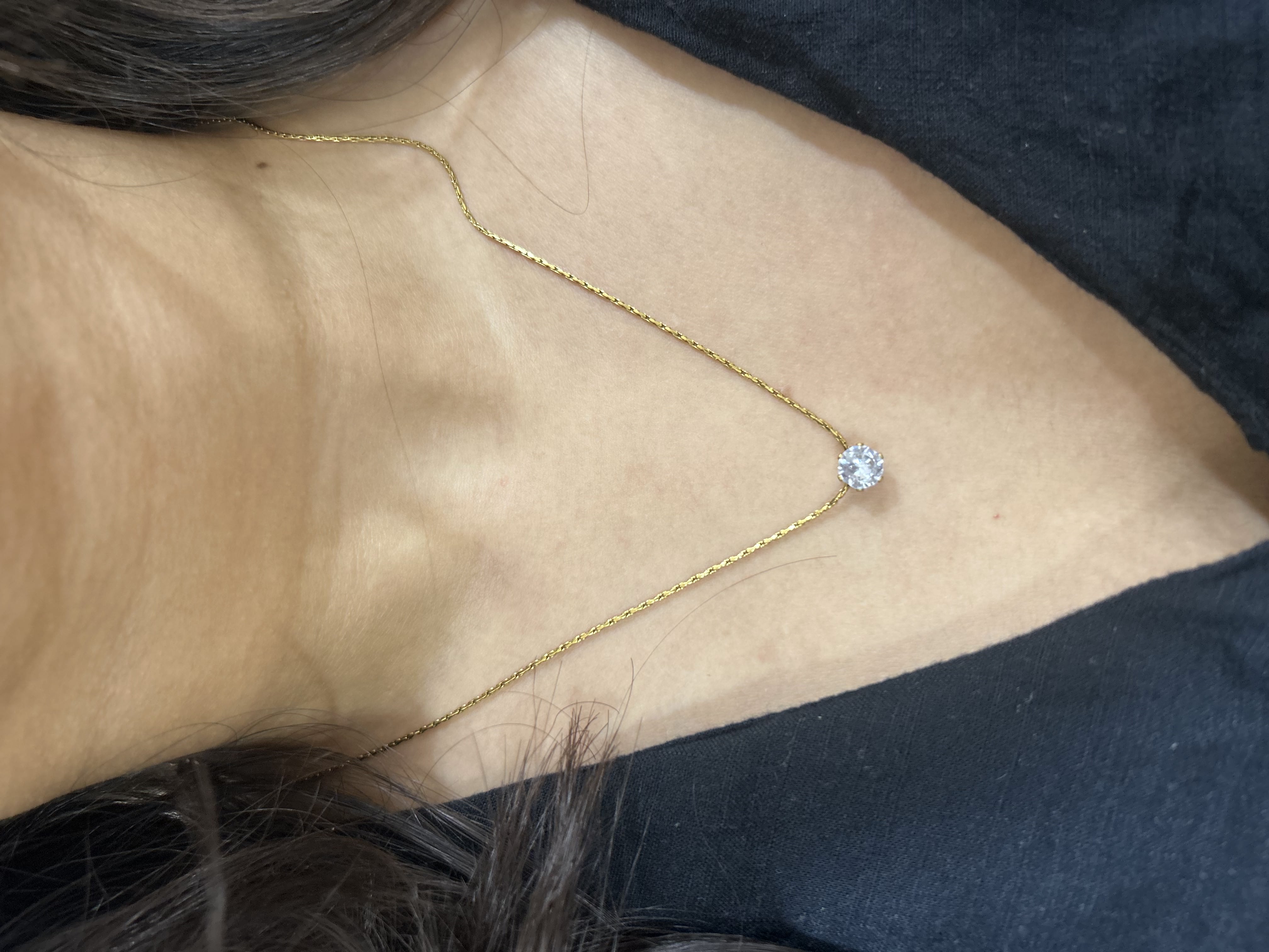 Elegant Gold Necklace with Diamond