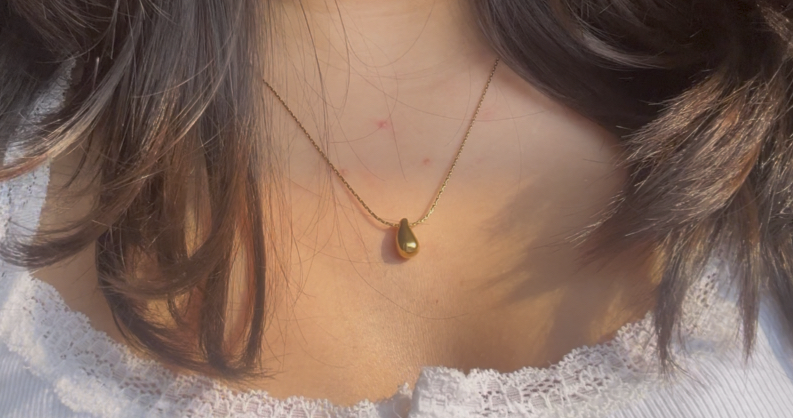 Gold Teardrop Pendant Necklace
