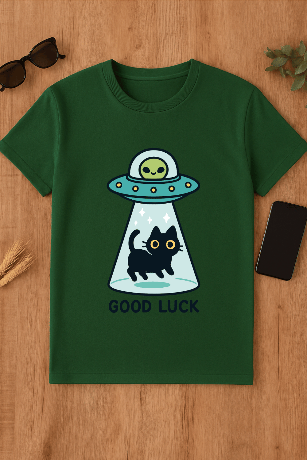 Camiseta verde con diseño de ovni y gato