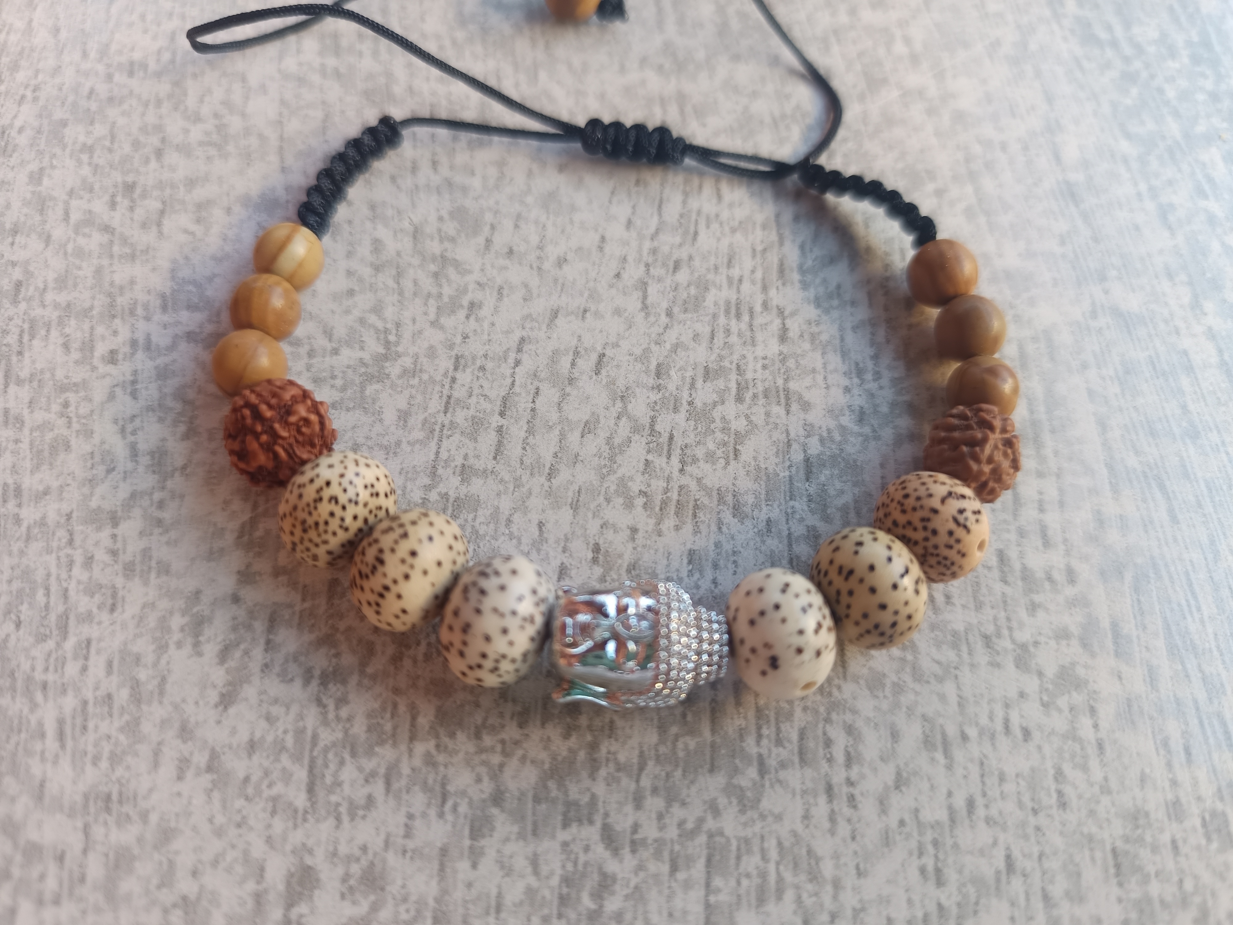 Brățară Echilibru Spiritual – Talisman cu Buddha, Semințe de Lotus și Rudraksha