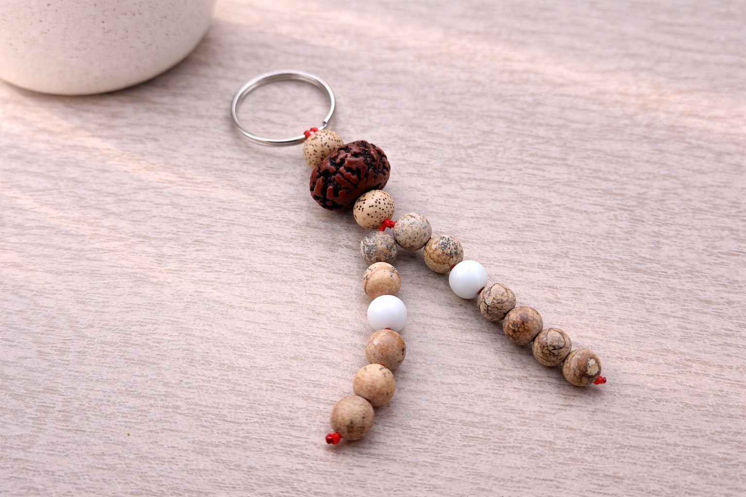 Breloc Rădăcini Sacre – Talisman Rudraksha, Jasp & Agat Alb