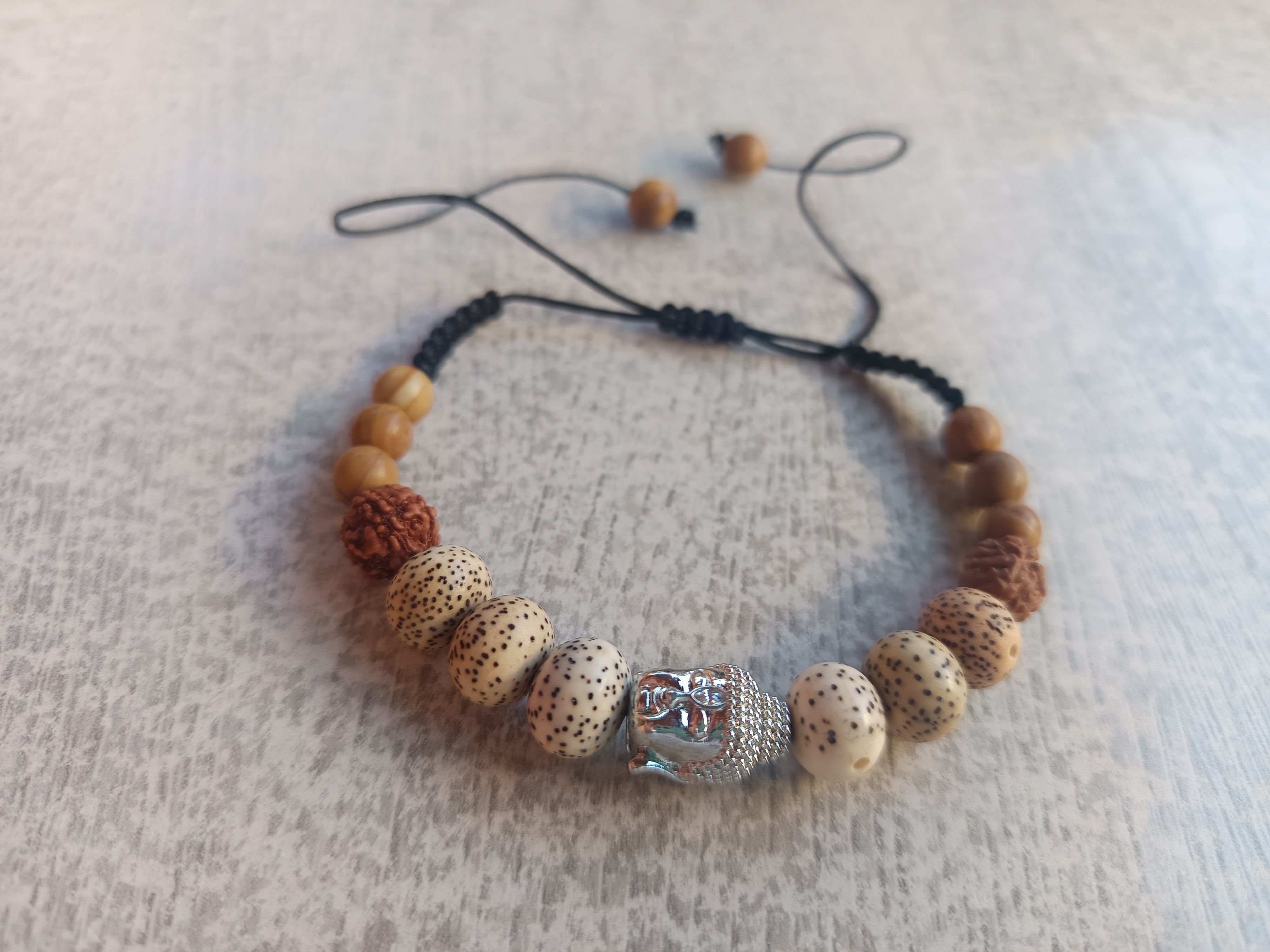 Brățară Echilibru Spiritual – Talisman cu Buddha, Semințe de Lotus și Rudraksha