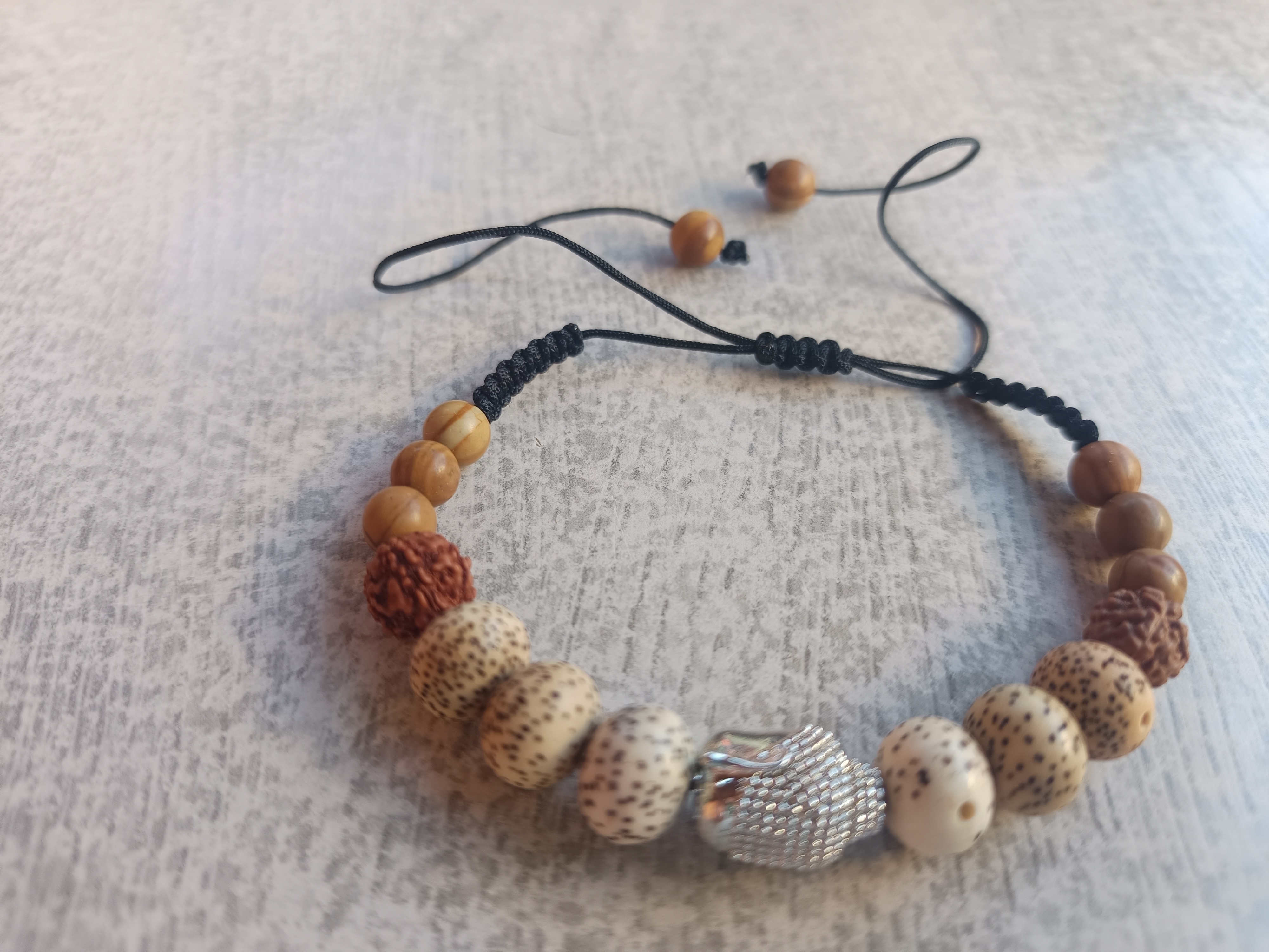 Brățară Echilibru Spiritual – Talisman cu Buddha, Semințe de Lotus și Rudraksha