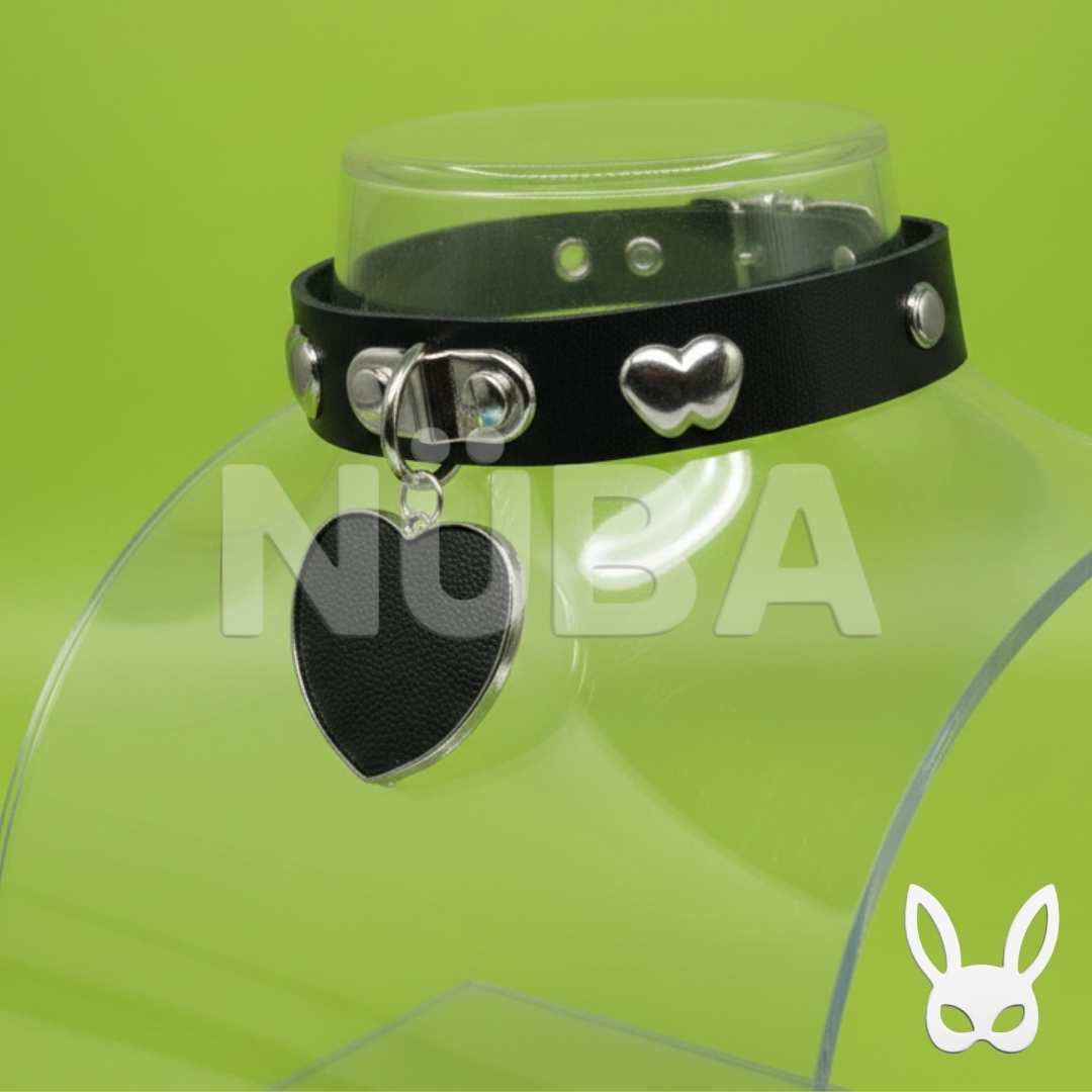 Collar negro con dije de corazón