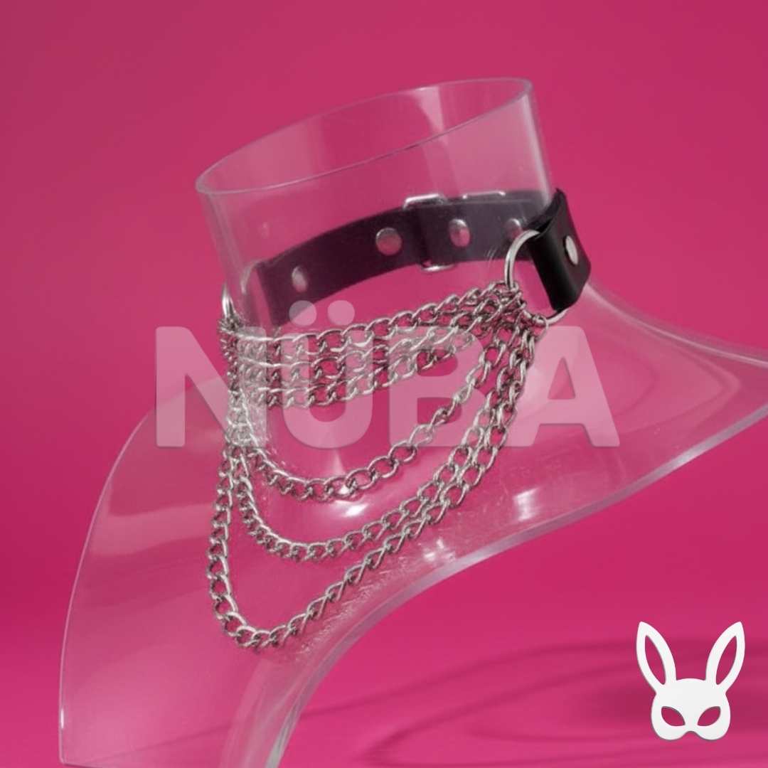 Collar de cuero con cadenas metálicas