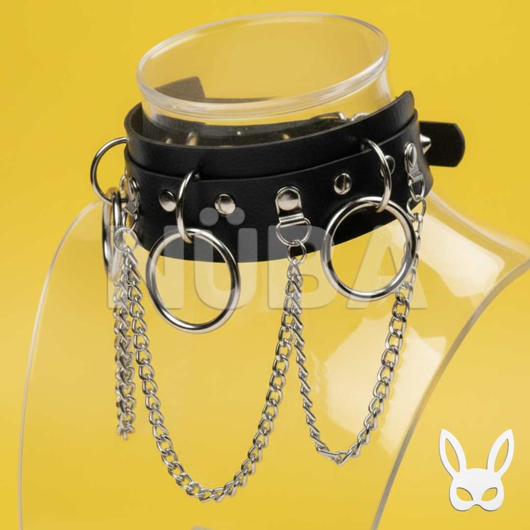 Collar de cuero con anillas y cadenas