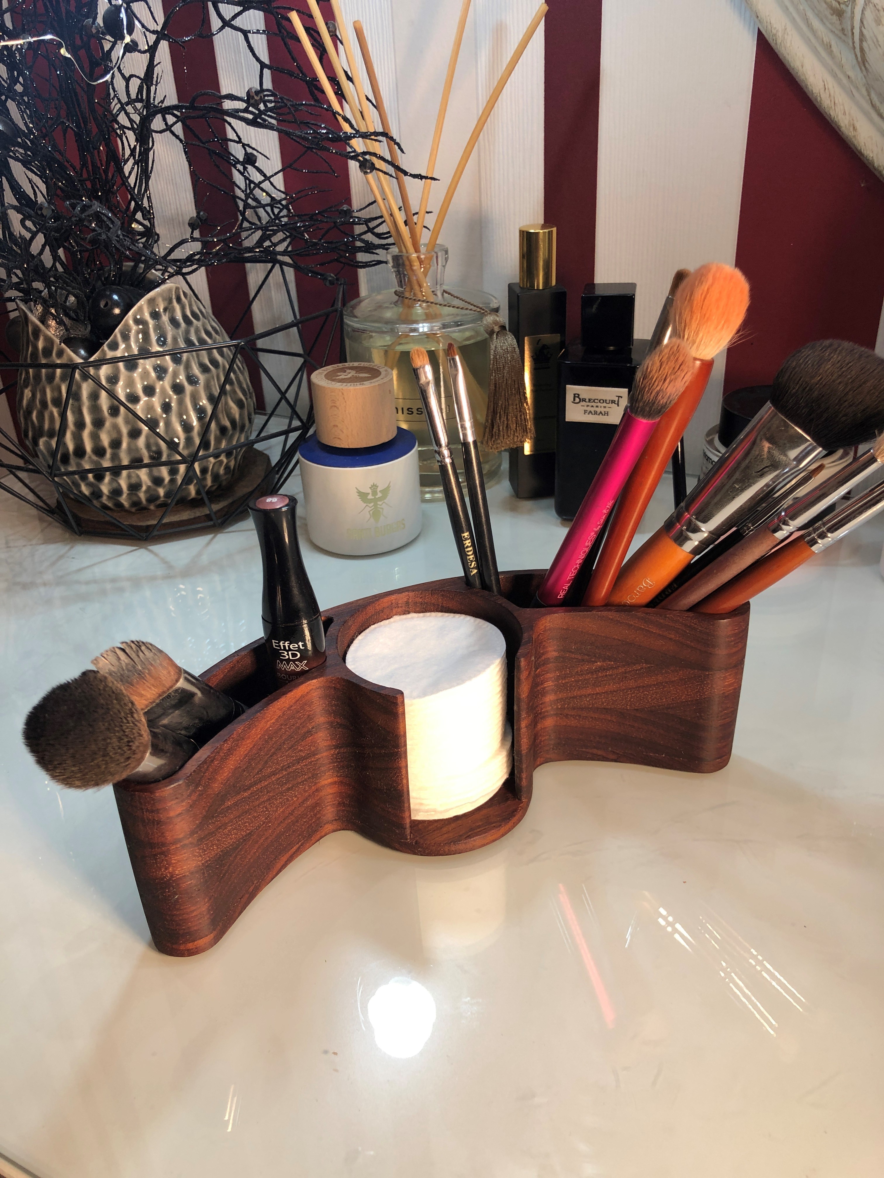 Kosmetikos šepetėlių laikiklis