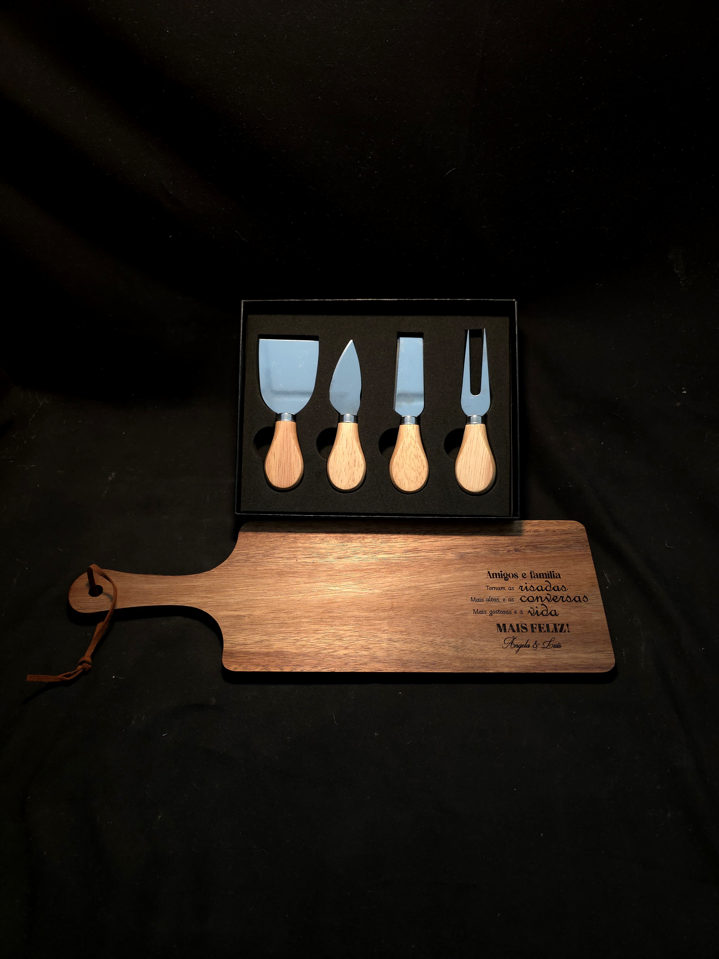 Conjunto de tábua e utensílios para queijo