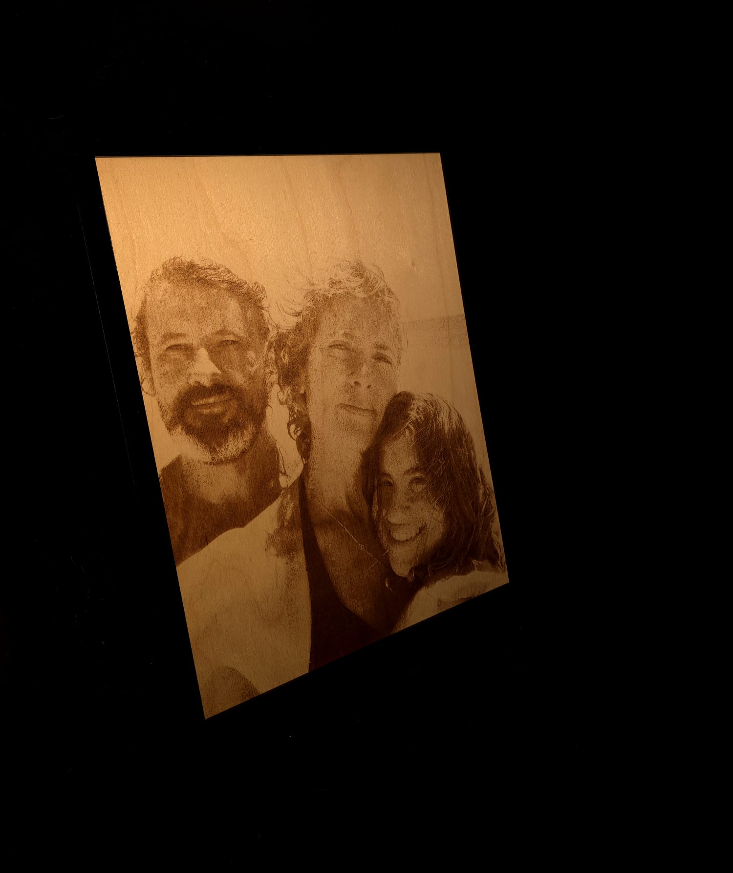 Foto gravada em madeira com moldura em acrílico preto brilhante 