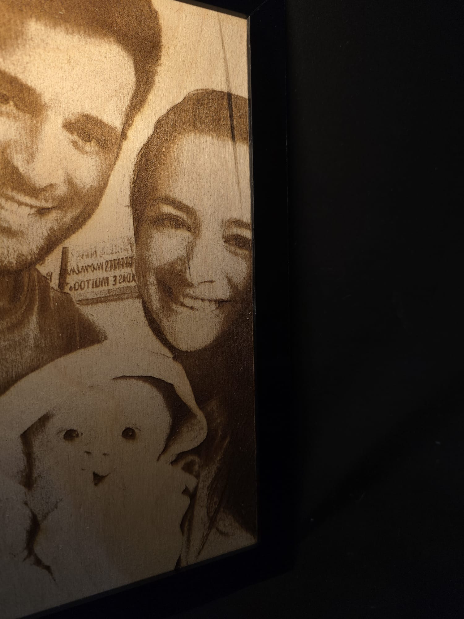 Foto gravada em madeira com moldura em acrílico preto brilhante 