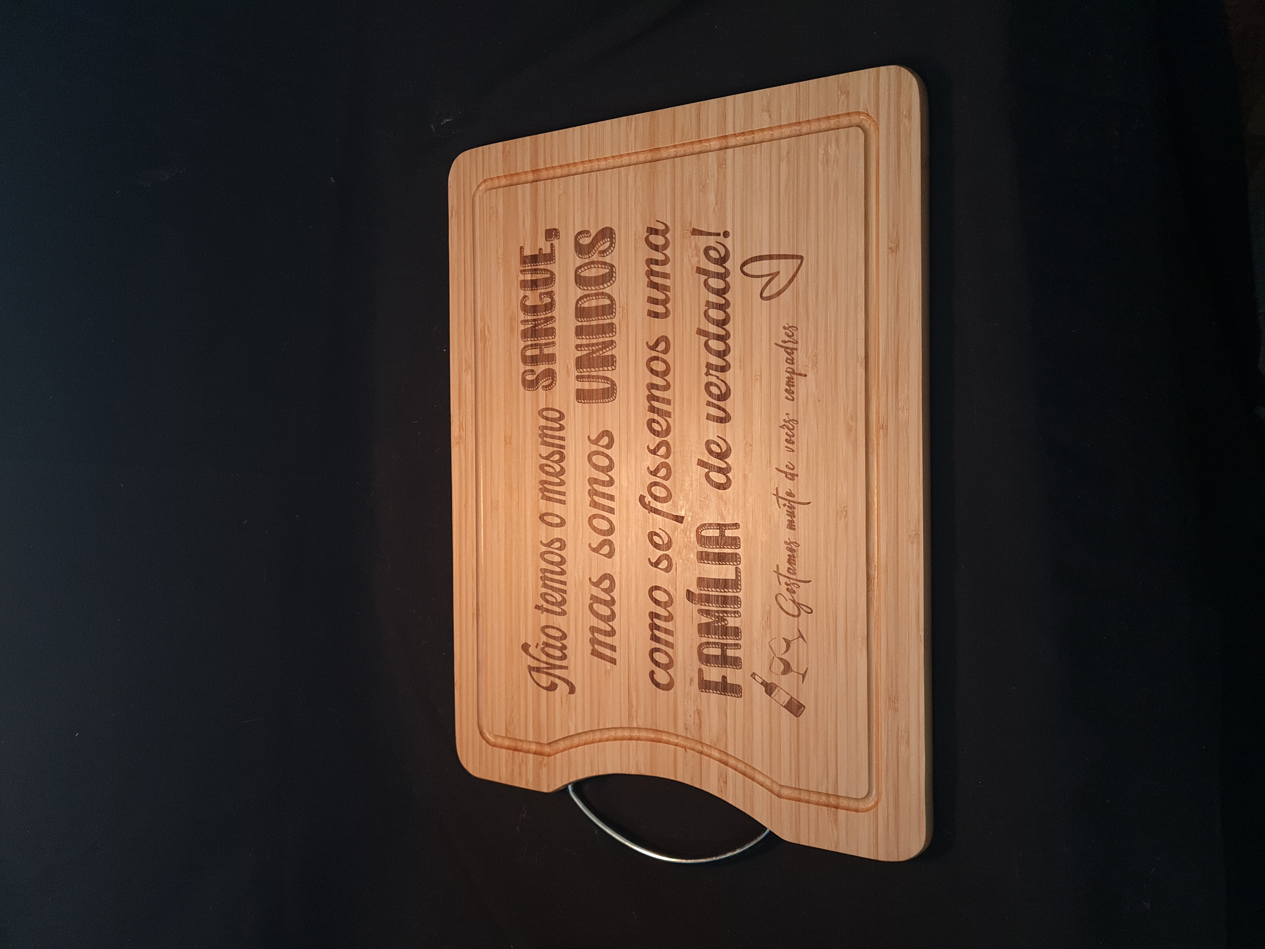 Tábua de corte com pega 