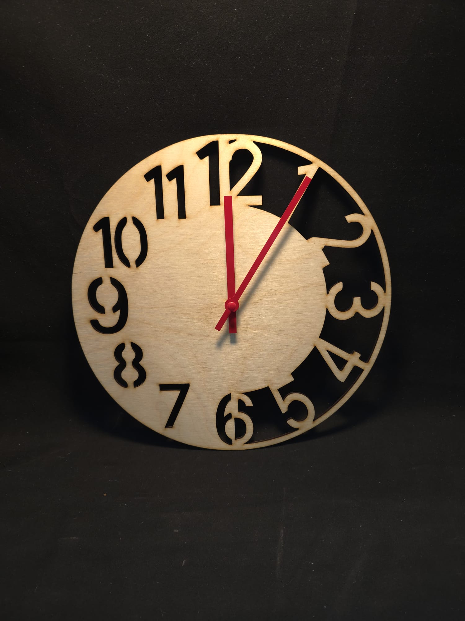 Relógio de parede em madeira